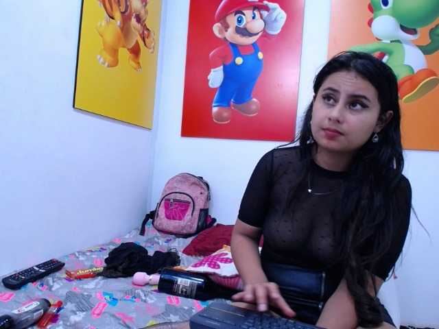 Zrzuty ekranu transmisji LeilaEvanss