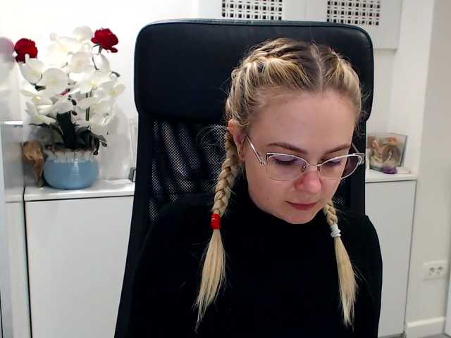 Zdjęcia LexyTyler Lush on! Broadcasting from my boss office :) so shhhhh #blonde #lushon #shh #onlyfullprivateson #makemecum #glasses