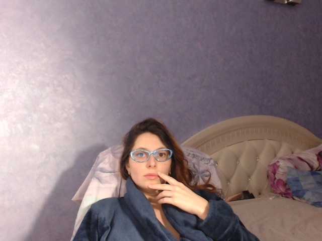 Zdjęcia LisaSweet23 hi boys welcome to my room to chat and for hot body to see naked in private))