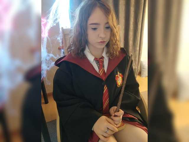 Zdjęcia LittleDelora Welcome to my Hogwarts, this Halloween I will be dressed as Hermione with a wand that shoots fire. Come in and we’ll learn spells together) P.S. I’m only a 1st year student @total countdown @sofar collected @remain left until the show starts!