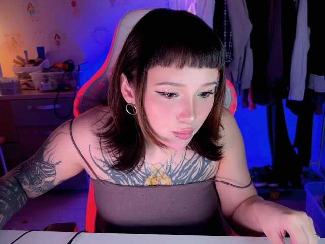 Zrzuty ekranu transmisji littlewetgirl