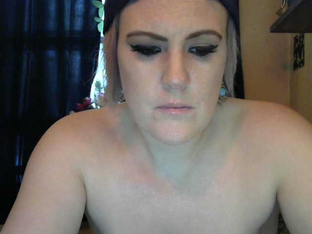 Zdjęcia Lynnlee Spring is finally here!!! every person who i have ever tried make cum onthis site so far has cum for me and the they cum back for more lol If you love pretty eyes and thick thighs lol..... than im the one for you baby free to watch me play with my tits