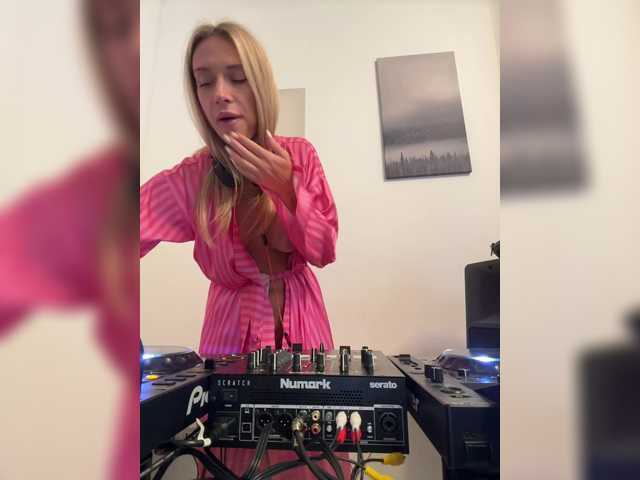 Zrzuty ekranu transmisji MerryBaby