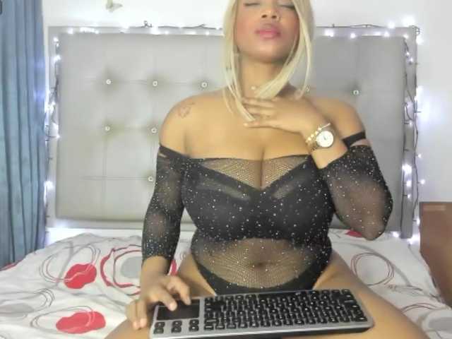 Zrzuty ekranu transmisji MiaBigBoobs