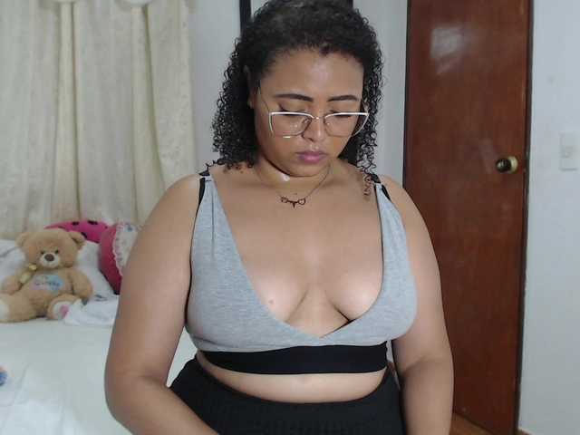 Zdjęcia MichelDemon hey guysss come and enjoy a while with me VIBE TOY ON make my pussy wet #latina #squirt #bigboobs