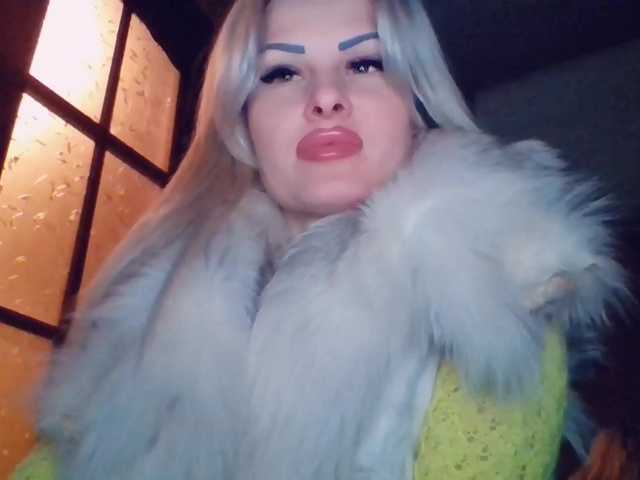 Zdjęcia MirandaQueen Hey there, future friends and fuck friends! Welcome to Wonderland! Mira, a young and playful woman, ready to play with you and make you cum