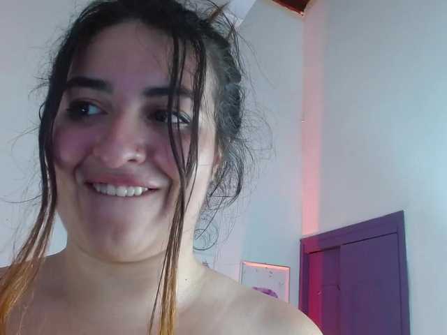 Zdjęcia Mischa-Maite new, I would love to talk to you, latina, curvy, shy and a bit submissive, but wishful to experiment.