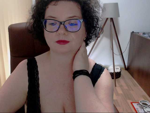 Zdjęcia MissTroublle have a great weekend!cum with me....tease me and ill tease you back!check tip menu for extra fun #milf #bigboobs #femdom #bbw #roleplay 1111