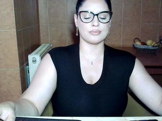 Erotyczny czat wideo MoniqQuuen