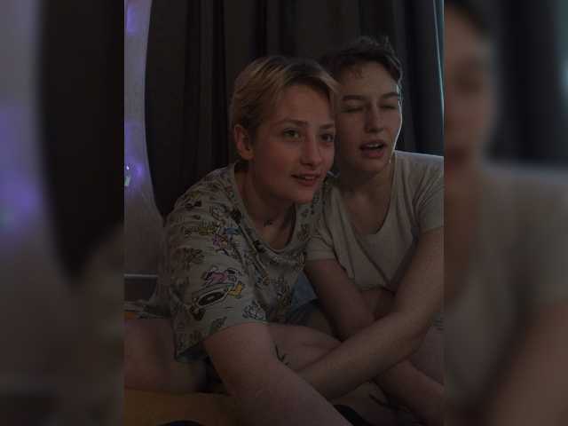 Zdjęcia BestMoonGrl Hello, this is our first broadcast! we are samantha and monica