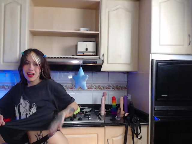 Zdjęcia MorganAndEmma Morgan is so horny today, she in the College her pussy make her Crazy.... We can make her Squirt soon