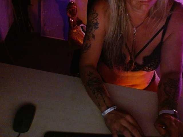 Zrzuty ekranu transmisji Ashley-Rose