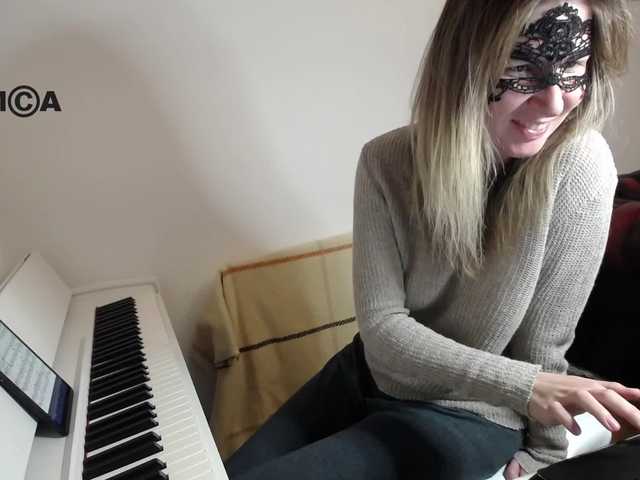 Zrzuty ekranu transmisji PianoGirl