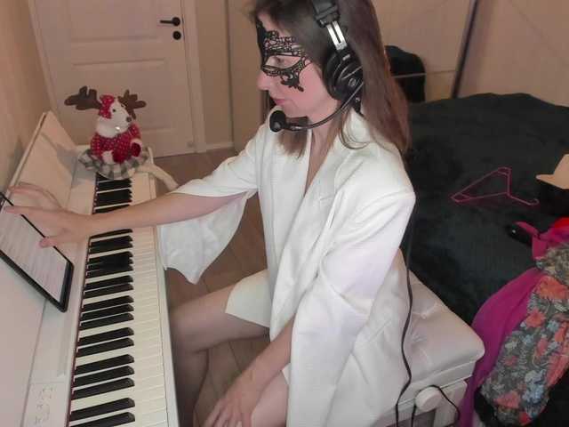 Zrzuty ekranu transmisji PianoGirl