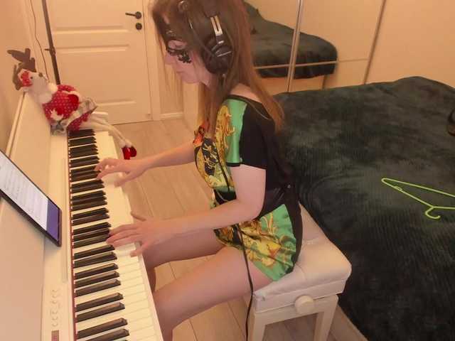 Zrzuty ekranu transmisji PianoGirl