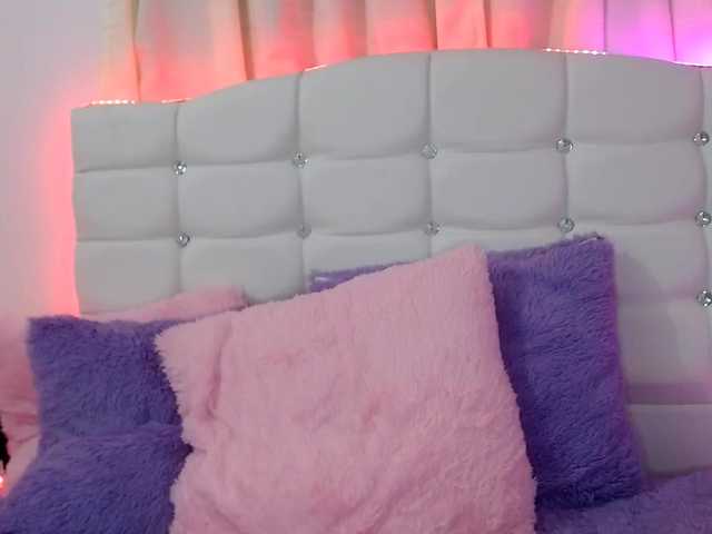 Zrzuty ekranu transmisji NicoleMooree