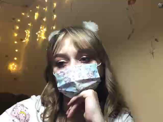 Zrzuty ekranu transmisji PeachyMoon