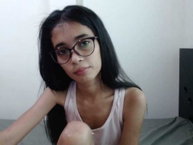 Zdjęcia petit-linda18 Shhhh. Im not alone. I have to be quiet but let's have quiet fun together. #18 #young #smalltits #skinny #tits