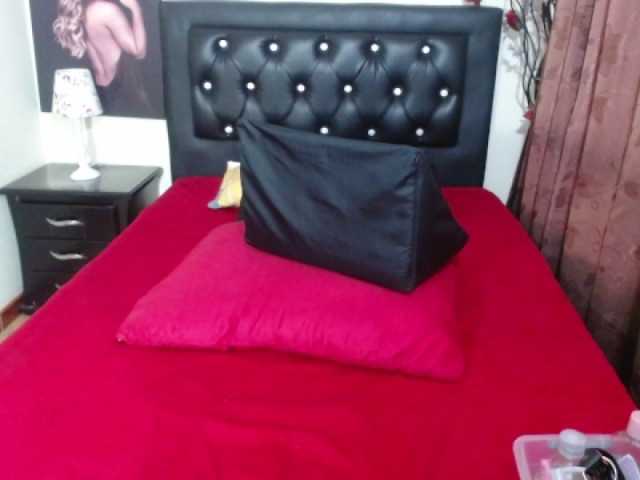 Zrzuty ekranu transmisji PetiteCute