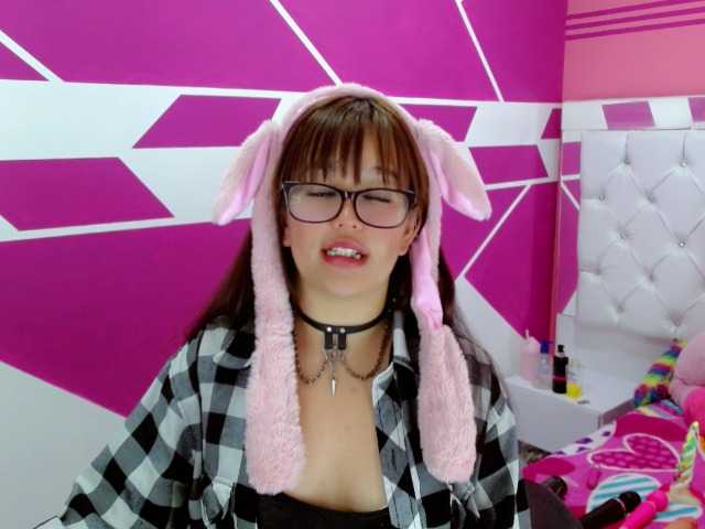 Zrzuty ekranu transmisji pinkqueenn