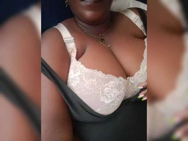 Zrzuty ekranu transmisji Queenbigboobs