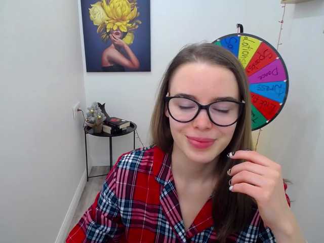 Zdjęcia Sea_Pearl Hi guys!:) I am Veronica from Poland, welcome to my room and let's have great time together! :) I wish you Merry Christmas and Happy holidays! 1232 tk until MAKE ME HAPPY! My TIP MENU is ON for fun, PVTs is OPEN for hottest show! :P Kiss and Hugs!