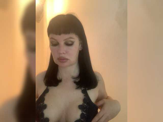 Zrzuty ekranu transmisji RoyalBreasts