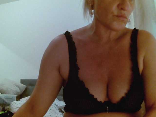 Zdjęcia Sandyforyou i am horny bitch . I love cocks. Wanna show my wet pussy??