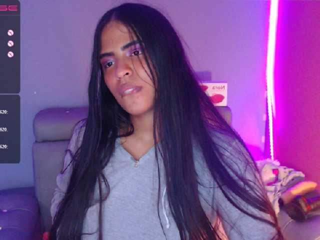 Zrzuty ekranu transmisji Shay-mitchell