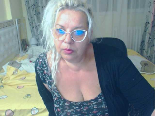 Zrzuty ekranu transmisji SonyaHotMilf