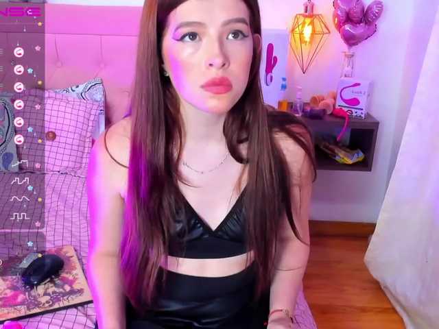 Zdjęcia Sophiaevans2023 HI BABE ! I'm new teach me how it is done! Don't be confused with my tender face! @remain masturbation show for 5 minutes @total