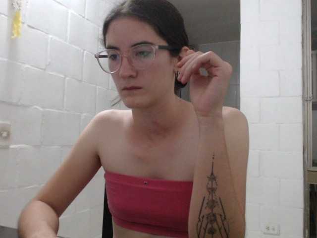 Zdjęcia SophiaHydes play and spit tits, naked all my little body for 10min #pettite #hot #18 #cumforme