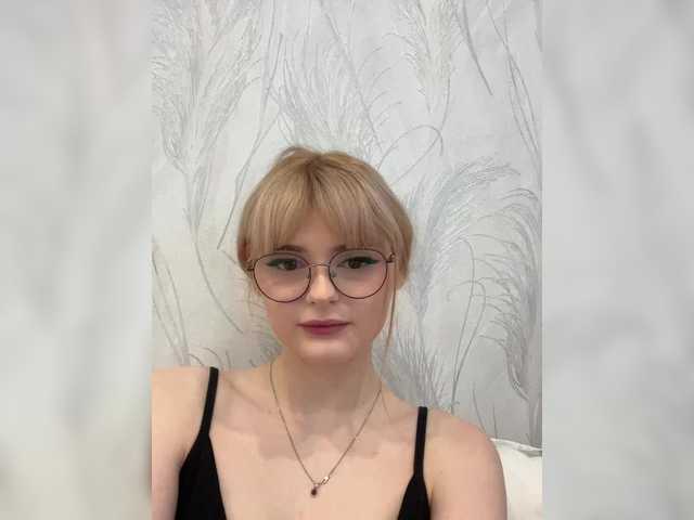 Zrzuty ekranu transmisji Sophie-doll