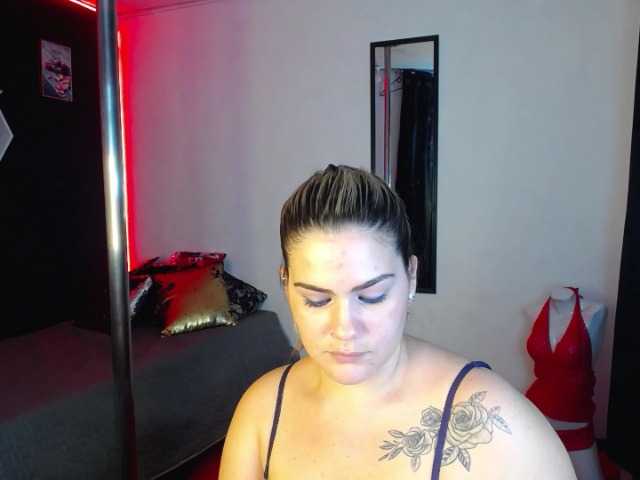 Zdjęcia sweetgirlx Hi! welcome to my room, im Emily , be kind to me, I am a woman eager to learn