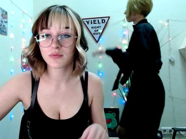 Zdjęcia TastyMeThere Hey guys* We love chatting and doing hot shows in full privates. Let's get to know each other better, become friends and lovers^^