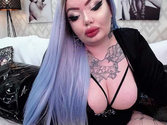 Zdjęcia SavageQueen Welcome in my rooom! Tattooed busty fuck doll with perfect deepthroat skills and more and more. Wanna play? Tip your Queen! Kisses :)