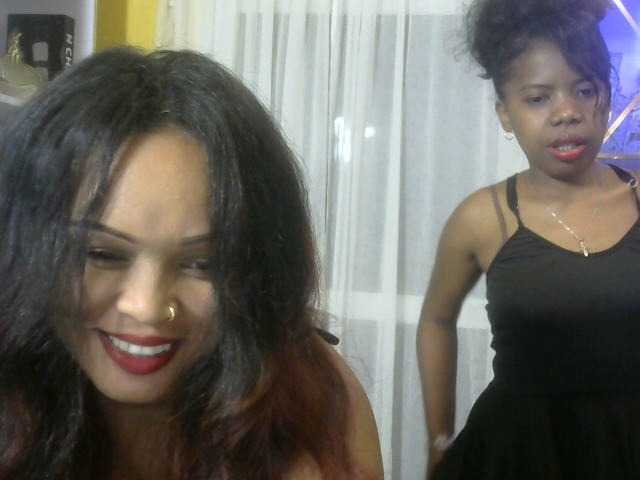 Zrzuty ekranu transmisji Twinsexgirl