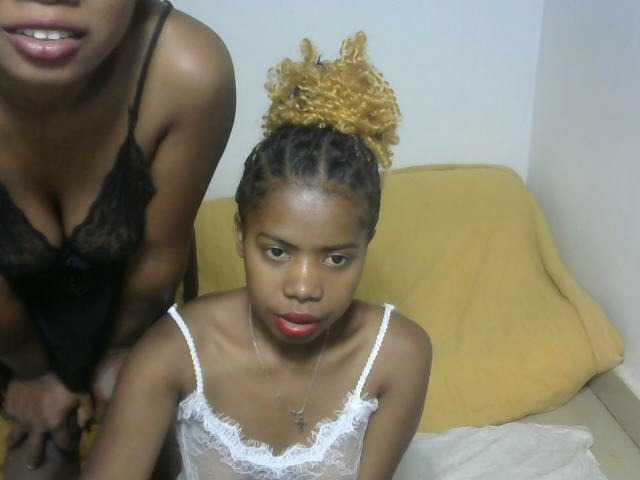 Zrzuty ekranu transmisji Twinsexgirl