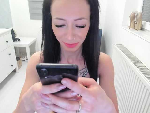 Zdjęcia vanessakendal Hello im Vanessa a new girl here . Read the tip menu if you want to play with me / Dont request without tip ! Lets have fun