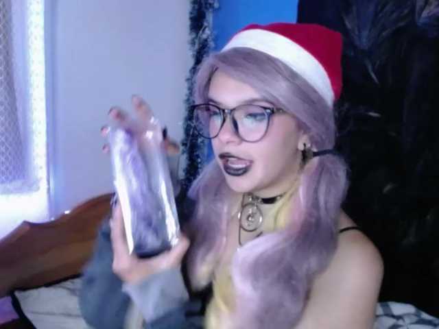 Zdjęcia VenusPurple Looking for Daddy demon King to vibrate this innocent girl pussy and bring her to Cum-hell