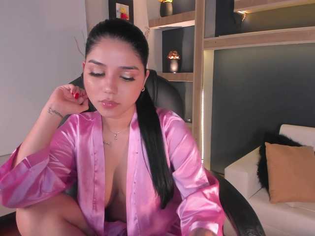 Zdjęcia VictoriaLeia beautiful latina with hot pussy for you to make her reach orgasm IG: Victoria_moodel♥ Striptease♥ @remain tks left