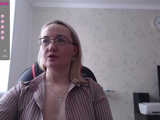 Zdjęcia viktoriyax You can look at a girl sitting quietly for free. If you want her to behave hotter - pay!)