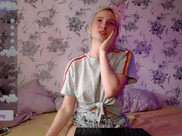 Zdjęcia whiteprincess 1 token = 1 splash on my white T-shirt (find out what's under it dear) #teen #new #young #chat #blueeyes