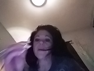 Zdjęcia xoHarleyxo Been traveling all day to get to family's house that smells funny and is dead quiet. My pussy is wet and I'm super horny.....