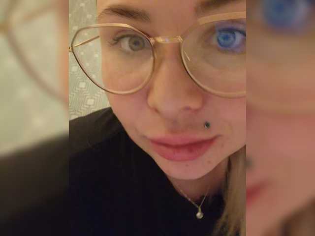 Zrzuty ekranu transmisji YourFunnyBlondiee