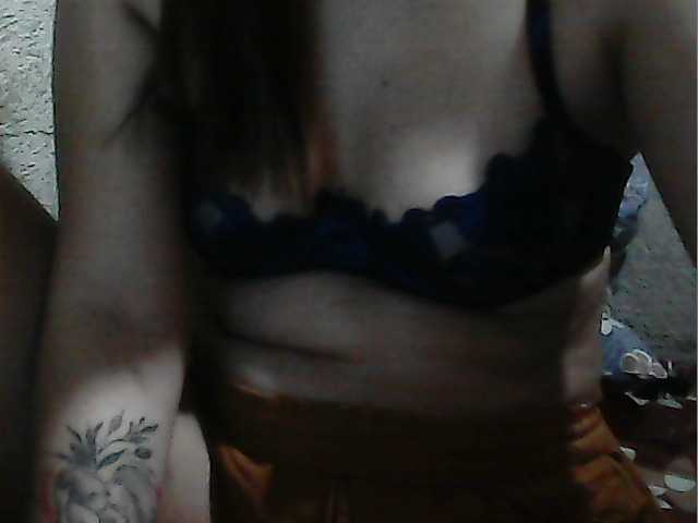 Zrzuty ekranu transmisji yummycumcutegirl-18x