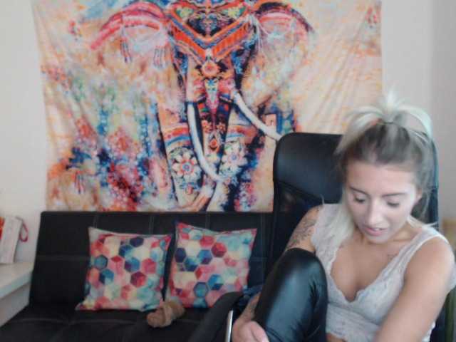 Zdjęcia zoee21 Goal Amount : 3000 tokens - full naked if i like-5 stand up and around-15 tokens show feet -25 tokens body tour- 30 tokens one cloth less- 40 tokens dog pose- 70 tokens finger in the mouth-75 tokens i take off my pants and top -100 to